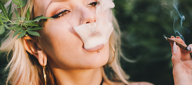 Sostener humo mientras se fuma marihuana